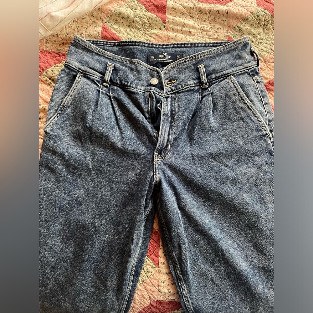 Hollister ultra high rise mom jeans size 31